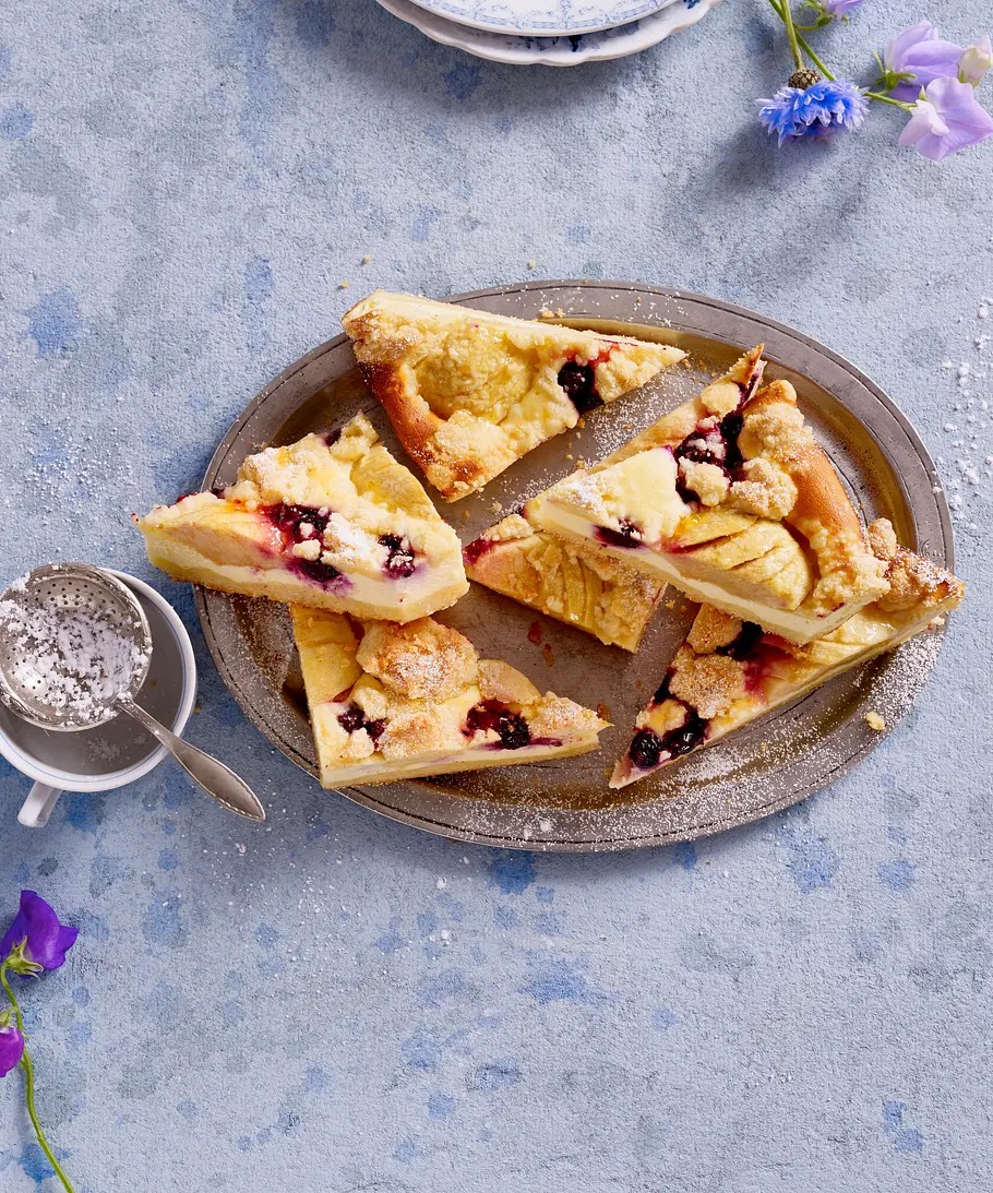 Apfel-Streuselkuchen mit schwarzen Johannisbeeren Rezept Apfel-Streuselkuchen mit schwarzen Johannisbeeren Rezept