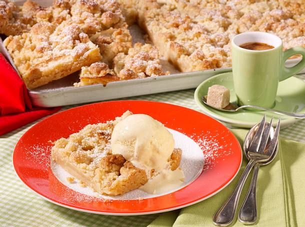 Apfel-Streuselkuchen mit Vanilleeis Rezept Apfel-Streuselkuchen mit Vanilleeis Rezept