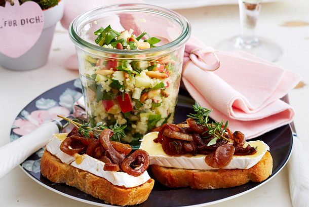 Apfel-Taboulé mit Camembert-Zwiebel-Crostini Rezept Apfel-Taboulé mit Camembert-Zwiebel-Crostini Rezept