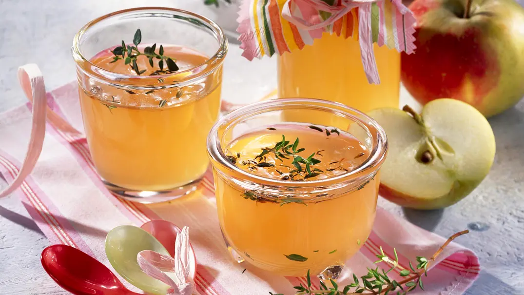 Apfel-Thymian-Gelee Rezept - Foto: LECKER @ Bauer Media Group Apfel-Thymian-Gelee Rezept - Foto: LECKER @ Bauer Media Group