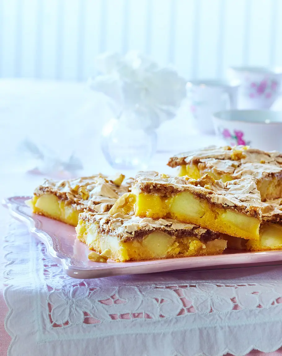 Apfel-Topfen-Kuchen vom Blech mit Walnussschaum Rezept Apfel-Topfen-Kuchen vom Blech mit Walnussschaum Rezept