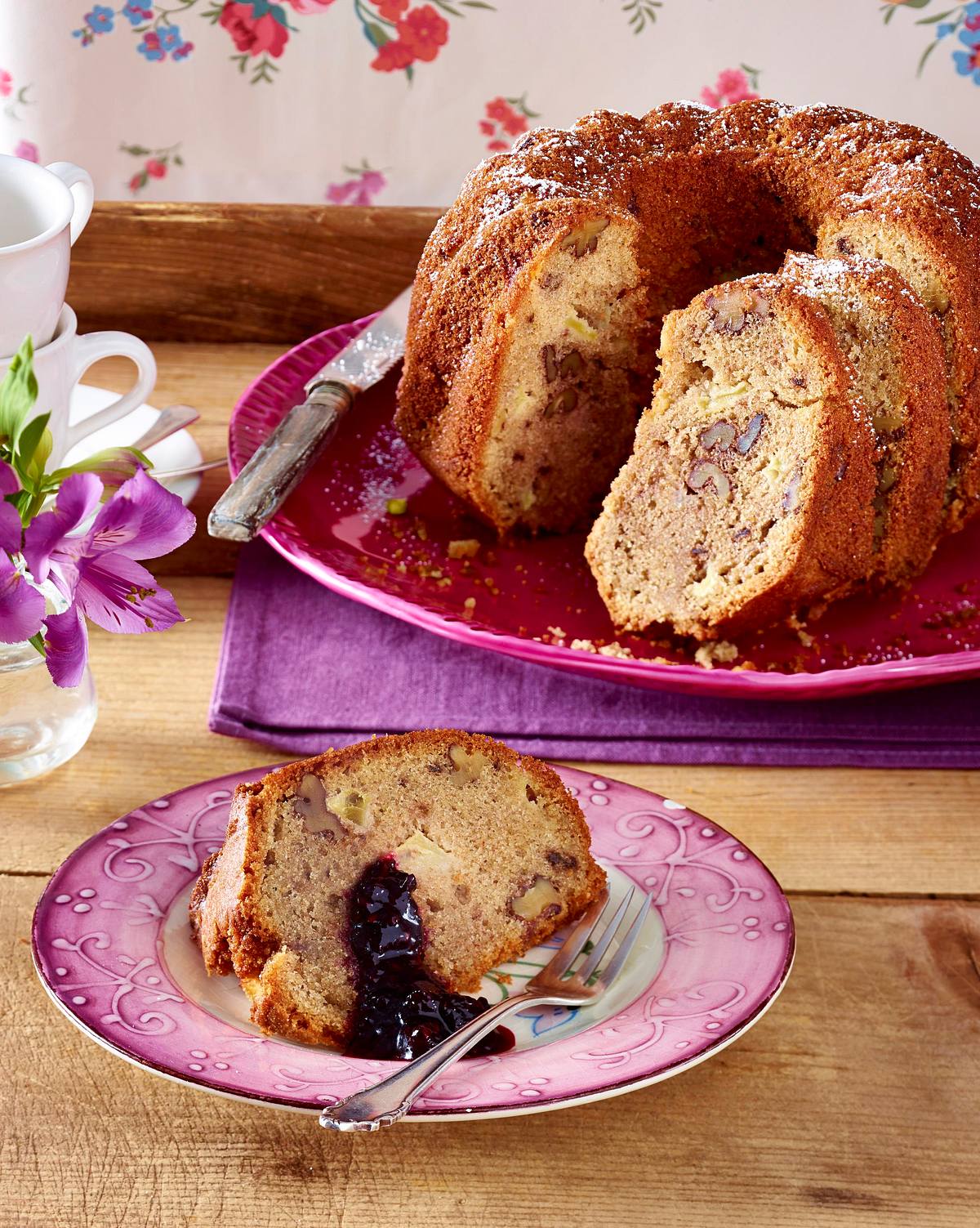 Apfel-Walnuss-Vollkorn-Gugelhupf mit Brombeersoße Rezept