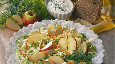 Apfel-Weißkohlsalat Rezept - Foto: LECKER @ Bauer Media Group