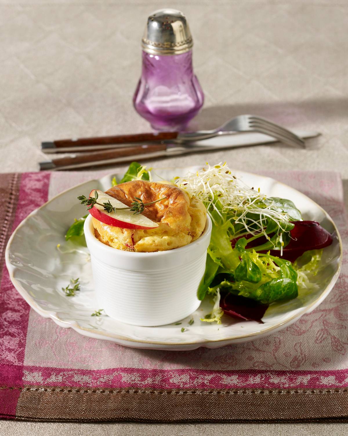 Apfel-Ziegenkäse-Soufflé auf Salatbett Rezept