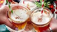 Apfel-Zimt-Punsch mit Sahne Rezept - Foto: LECKER @ Bauer Media Group