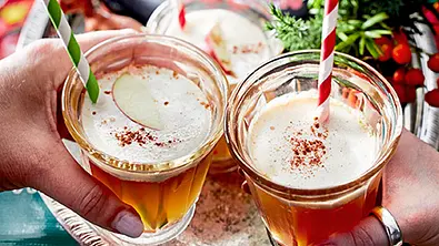 Apfel-Zimt-Punsch mit Sahne Rezept - Foto: LECKER @ Bauer Media Group