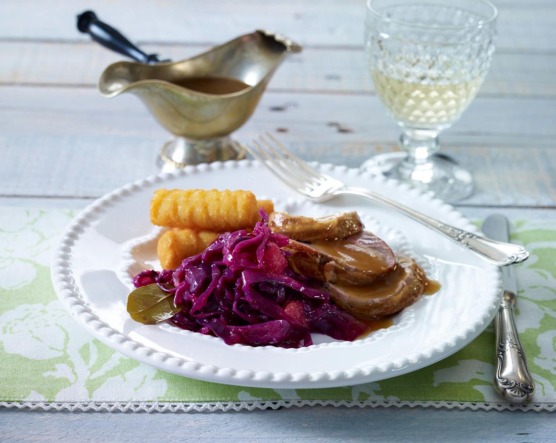 Apfel-Zimt-Rotkohl zu Schweinefilet und Kroketten Rezept | LECKER