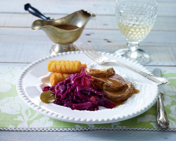 Apfel-Zimt-Rotkohl zu Schweinefilet und Kroketten Rezept