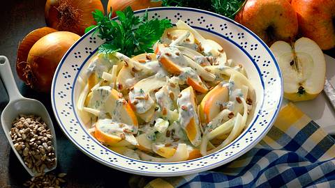 Apfel-Zwiebelsalat Rezept - Foto: Horn