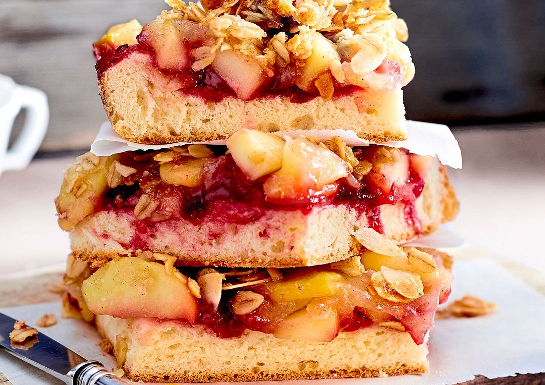 Apfelblech mit Preiselbeeren und Mandelstreuseln Rezept | LECKER
