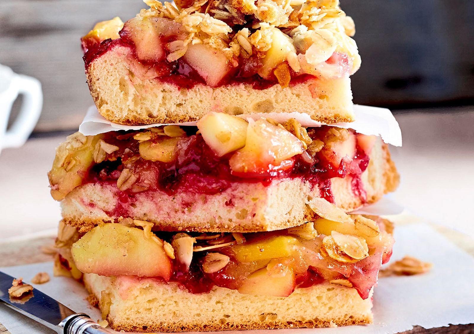 Apfelblech mit Preiselbeeren und Mandelstreuseln Rezept | LECKER