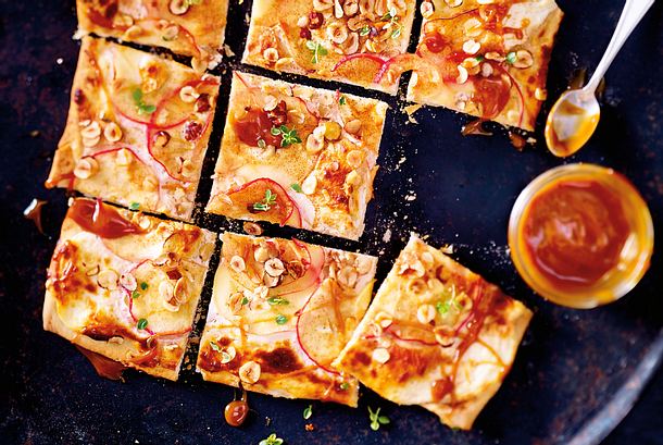 Apfelflammkuchen mit Karamell und Nüssen Rezept