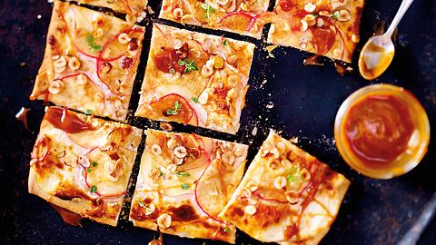 Apfelflammkuchen mit Karamell und Nüssen Rezept - Foto: House of Food / Bauer Food Experts KG