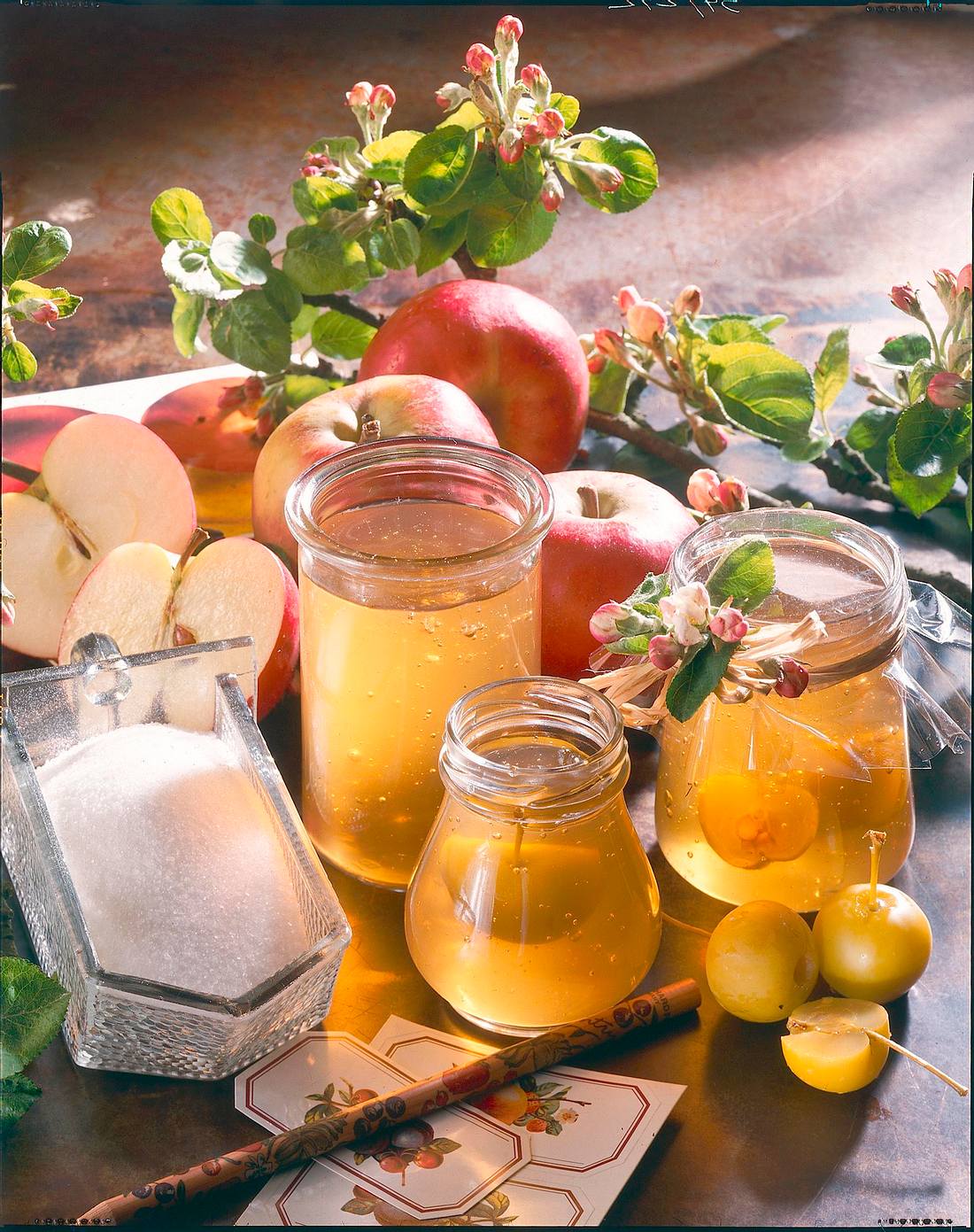 Apfelgelee mit Calvados und Miniäpfeln Rezept | LECKER