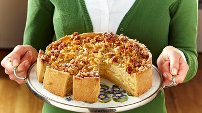 Apfelkuchen mit karamellisierten Walnüssen Rezept - Foto: LECKER @ Bauer Media Group