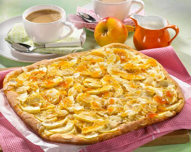 Apfelkuchen mit Mandelblättchen vom Blech Rezept Apfelkuchen mit Mandelblättchen vom Blech Rezept