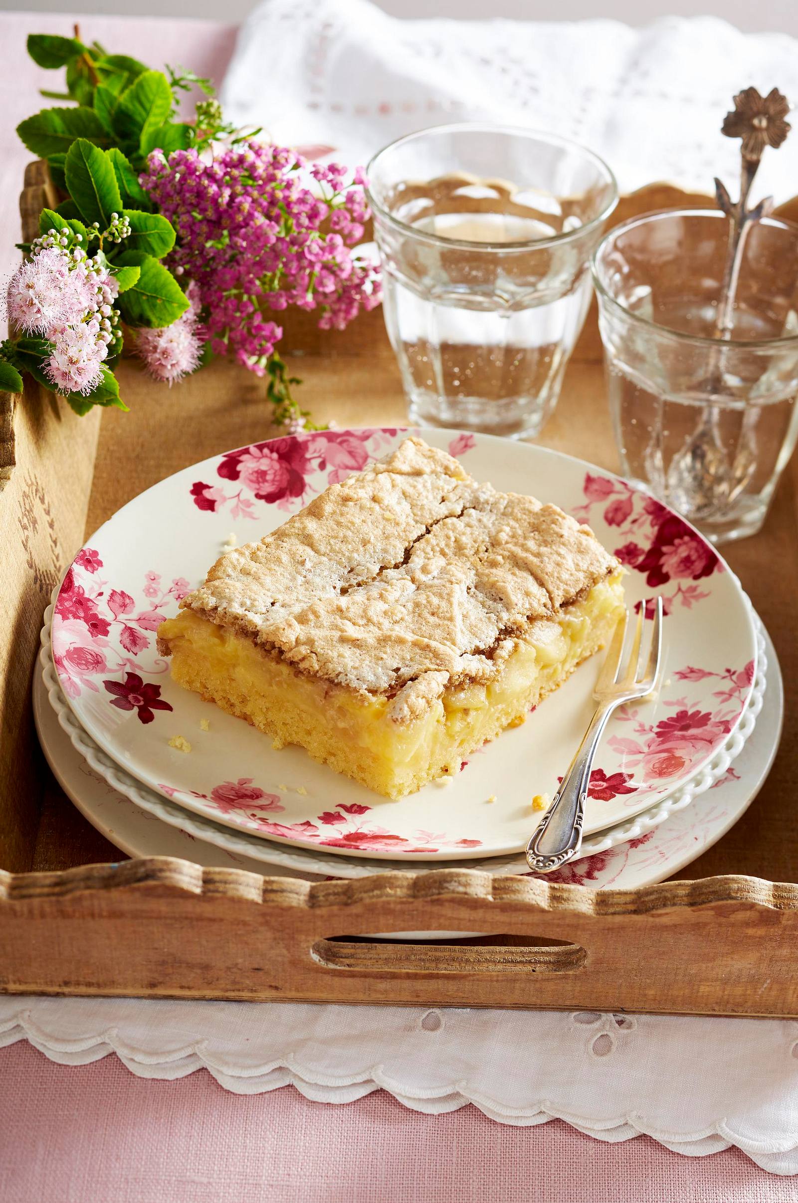 Apfelkuchen mit Walnuss-Baiser wie vom Hofcafé Rezept | LECKER