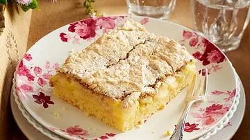 Apfelkuchen mit Walnuss-Baiser Rezept - Foto: LECKER @ Bauer Media Group Apfelkuchen mit Walnuss-Baiser Rezept - Foto: LECKER @ Bauer Media Group
