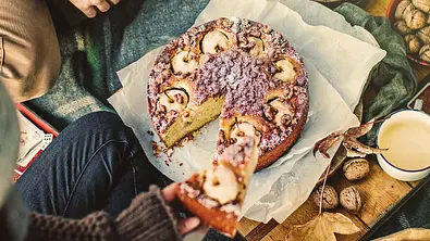 Apfelkuchen mit Zimtcrunch Rezept - Foto: LECKER @ Bauer Media Group