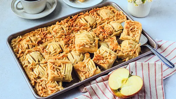 Saftiger Apfelkuchen vom Blech - Foto: LECKER @ Bauer Media Group Saftiger Apfelkuchen vom Blech - Foto: LECKER @ Bauer Media Group
