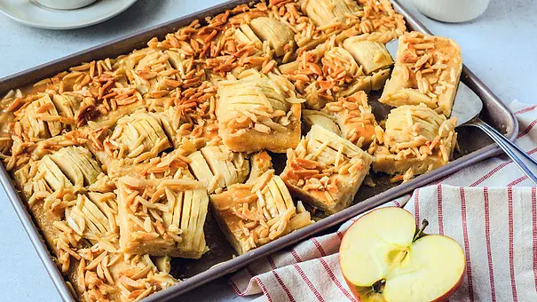 Saftiger Apfelkuchen vom Blech mit Mandeln - Foto: LECKER @ Bauer Media Group Saftiger Apfelkuchen vom Blech mit Mandeln - Foto: LECKER @ Bauer Media Group
