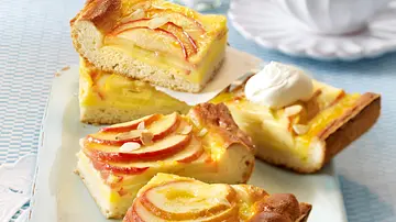 Apfelkuchen vom Blech mit Eierlikörcreme Rezept - Foto: LECKER @ Bauer Media Group Apfelkuchen vom Blech mit Eierlikörcreme Rezept - Foto: LECKER @ Bauer Media Group