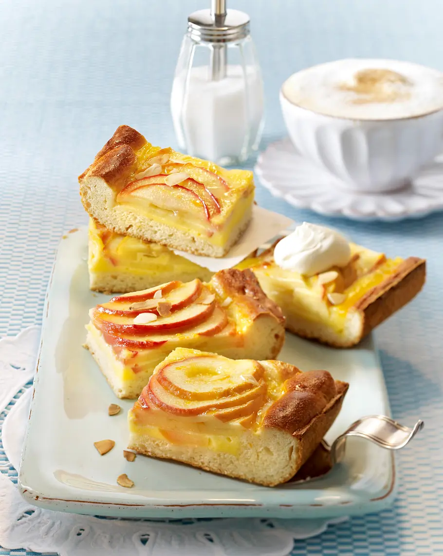 Apfelkuchen vom Blech mit Eierlikörcreme Rezept Apfelkuchen vom Blech mit Eierlikörcreme Rezept