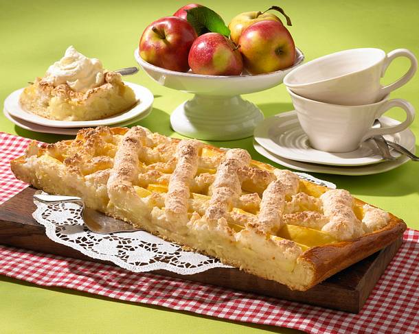 Apfelkuchen vom Blech mit Kokosmakronengitter Rezept Apfelkuchen vom Blech mit Kokosmakronengitter Rezept