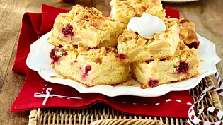 Apfelkuchen vom Blech mit Marzipanguss und Streuseln Rezept - Foto: LECKER @ Bauer Media Group Apfelkuchen vom Blech mit Marzipanguss und Streuseln Rezept - Foto: LECKER @ Bauer Media Group