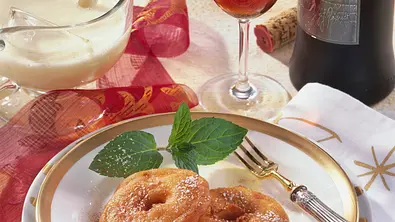 Apfelküchlein auf Vanillesoße Rezept - Foto: LECKER @ Bauer Media Group