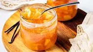 Zwei Gläser Apfelmarmelade mit Stückchen, frische Vanilleschoten daneben, Äpfel im Hintergrund. - Foto: ShowHeroes für LECKER @ Bauer Media Group Zwei Gläser Apfelmarmelade mit Stückchen, frische Vanilleschoten daneben, Äpfel im Hintergrund. - Foto: ShowHeroes für LECKER @ Bauer Media Group