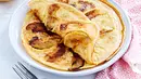 Ein weißer Teller mit zwei goldgelb gebackenen Apfelpfannkuchen einer davon halb umgeklappt - Foto: LECKER @ Bauer Media Group Ein weißer Teller mit zwei goldgelb gebackenen Apfelpfannkuchen einer davon halb umgeklappt - Foto: LECKER @ Bauer Media Group