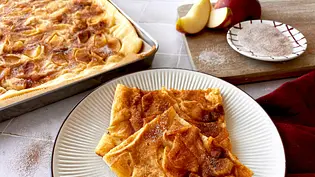 Apfelpfannkuchen vom Blech mit Zimt und Zucker, angerichtet auf einem Teller mit frischen Äpfeln. - Foto: LECKER @ Bauer Media Group / Anne Kurz Apfelpfannkuchen vom Blech mit Zimt und Zucker, angerichtet auf einem Teller mit frischen Äpfeln. - Foto: LECKER @ Bauer Media Group / Anne Kurz