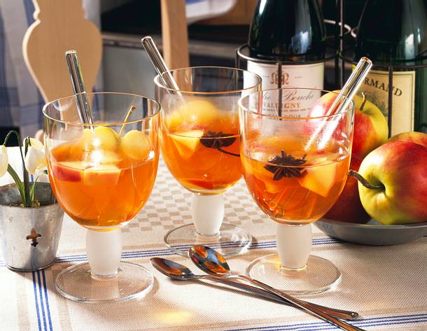 Apfelpunsch mit Cidre, Portwein und Zimt Rezept Apfelpunsch mit Cidre, Portwein und Zimt Rezept
