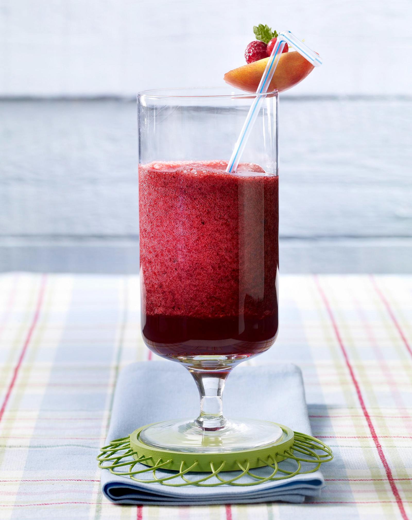 Apfelsaft-Beeren-Drink Rezept | LECKER