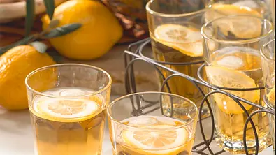 Apfelsaft mit Amaretto Rezept - Foto: LECKER @ Bauer Media Group