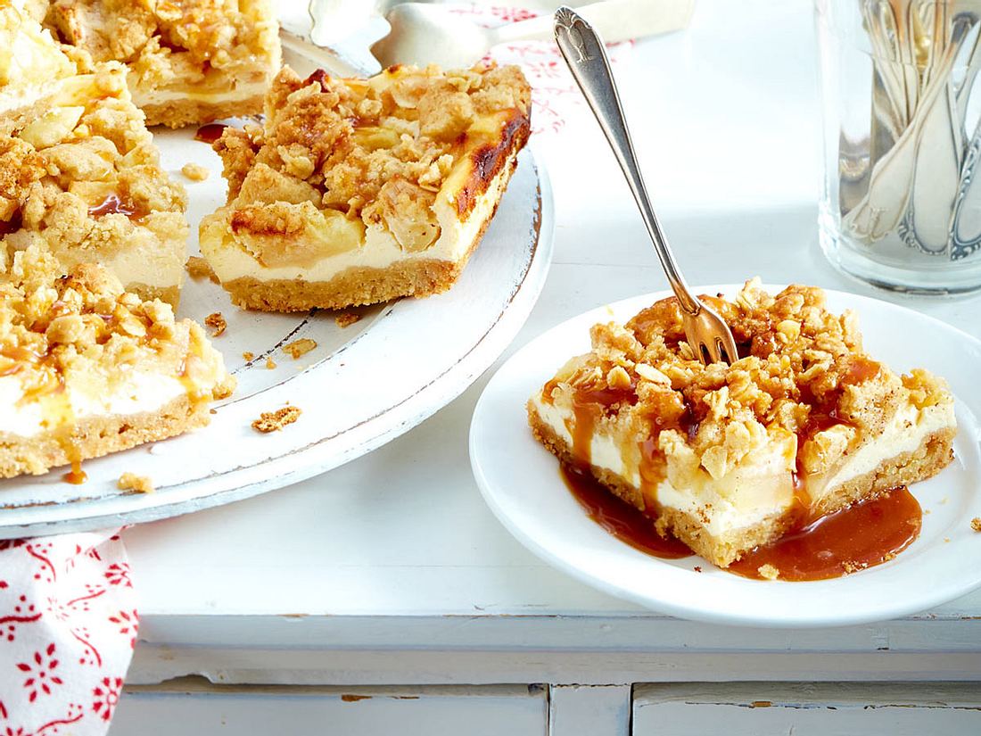 Apfelstreuselkuchen mit Karamellsoße Rezept | LECKER
