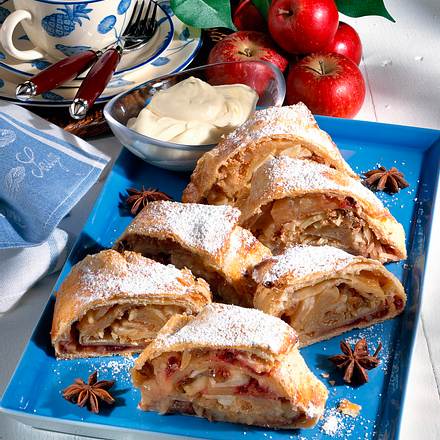 Apfelstrudel mit Anissahne Rezept Apfelstrudel mit Anissahne Rezept