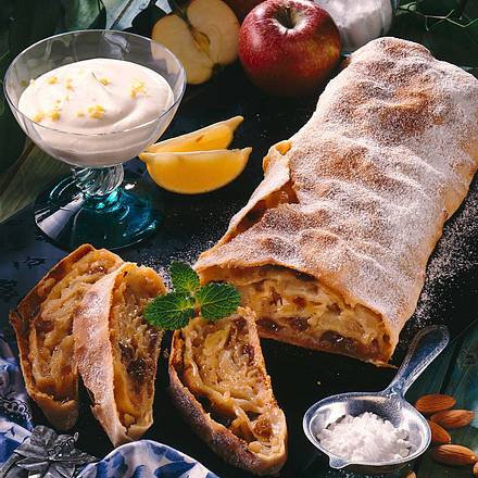 Apfelstrudel mit Mandeln und Rosinen Rezept Apfelstrudel mit Mandeln und Rosinen Rezept
