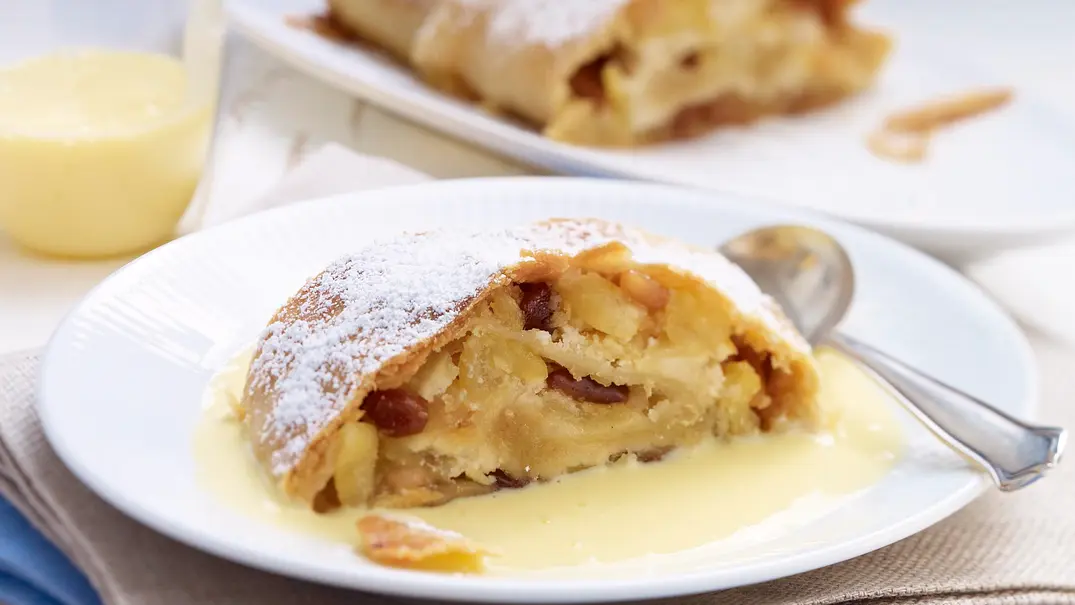 Apfelstrudel mit Vanillesoße Rezept - Foto: LECKER @ Bauer Media Group Apfelstrudel mit Vanillesoße Rezept - Foto: LECKER @ Bauer Media Group