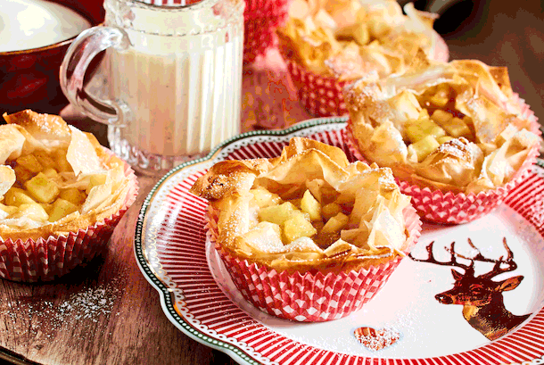Apfelstrudel-Muffins mit Vanille-Rum-soße Rezept