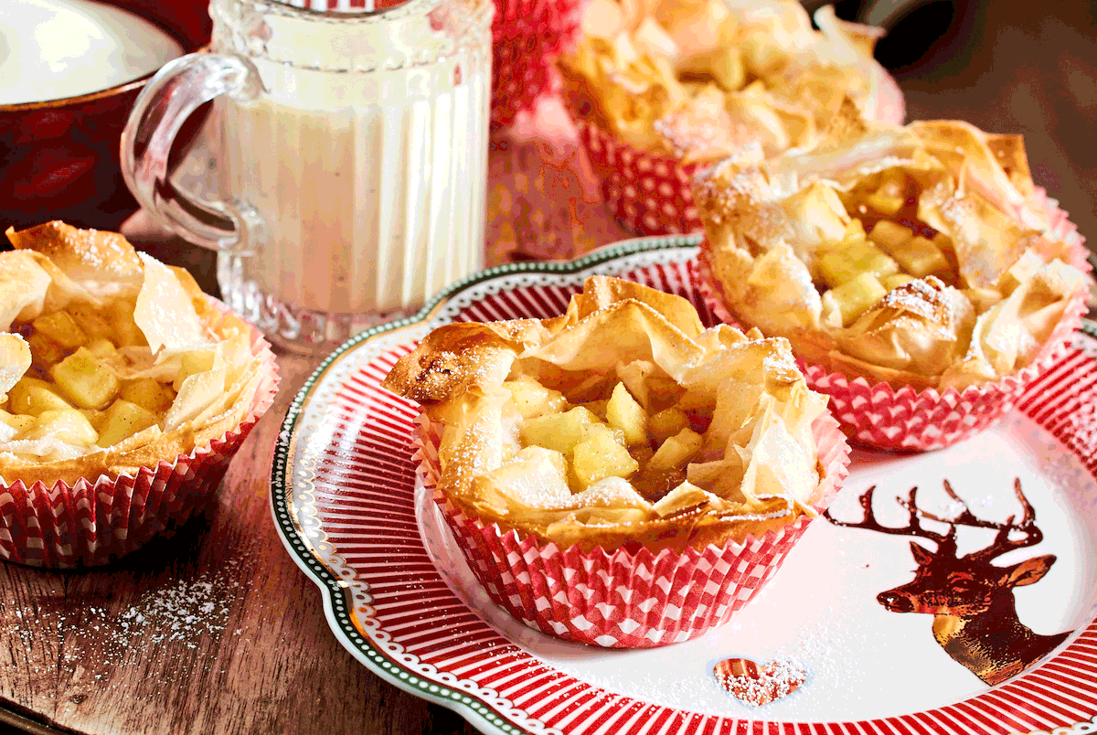 Apfelstrudel-Muffins mit Vanille-Rum-soße Rezept