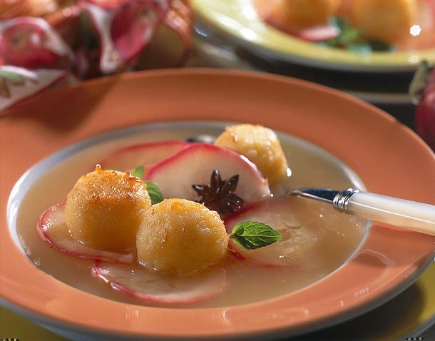 Apfelsuppe mit gebratenen Zimt-Kartoffel-Klößchen Rezept Apfelsuppe mit gebratenen Zimt-Kartoffel-Klößchen Rezept
