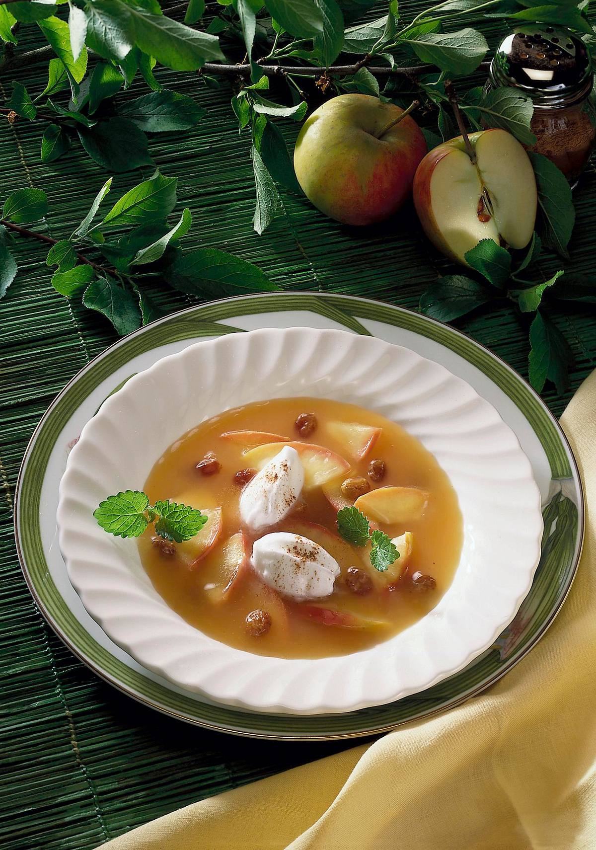 Apfelsuppe mit Schnee-Klößchen Rezept