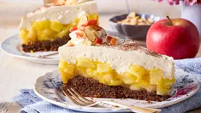 Ein Stück Apfeltorte mit Schokoboden, Kompott und Schmand-Sahnehaube auf einem Teller serviert. - Foto: LECKER @ Bauer Media Group Ein Stück Apfeltorte mit Schokoboden, Kompott und Schmand-Sahnehaube auf einem Teller serviert. - Foto: LECKER @ Bauer Media Group