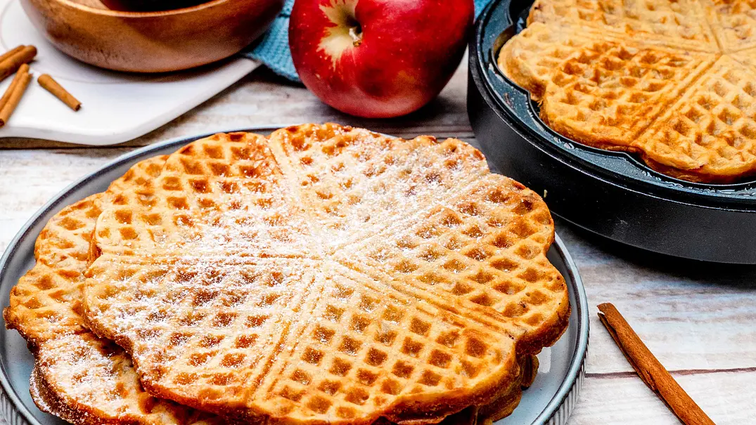 Saftige Apfelwaffeln Rezept - Foto: ShowHeroes für LECKER @ Bauer Media Group Saftige Apfelwaffeln Rezept - Foto: ShowHeroes für LECKER @ Bauer Media Group