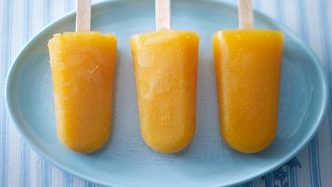 Aprikosen-Aperol-Eis am Stiel Rezept - Foto: House of Food / Bauer Food Experts KG