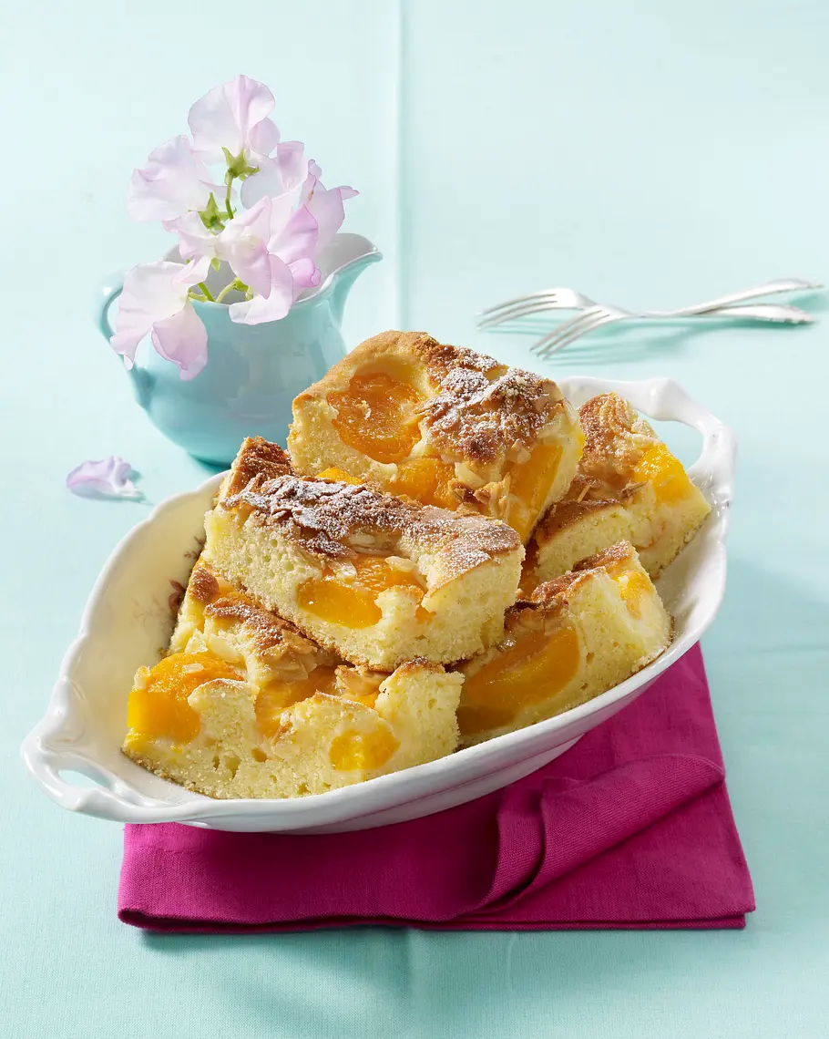 Aprikosen-Bienenstich-Blechkuchen Rezept Aprikosen-Bienenstich-Blechkuchen Rezept