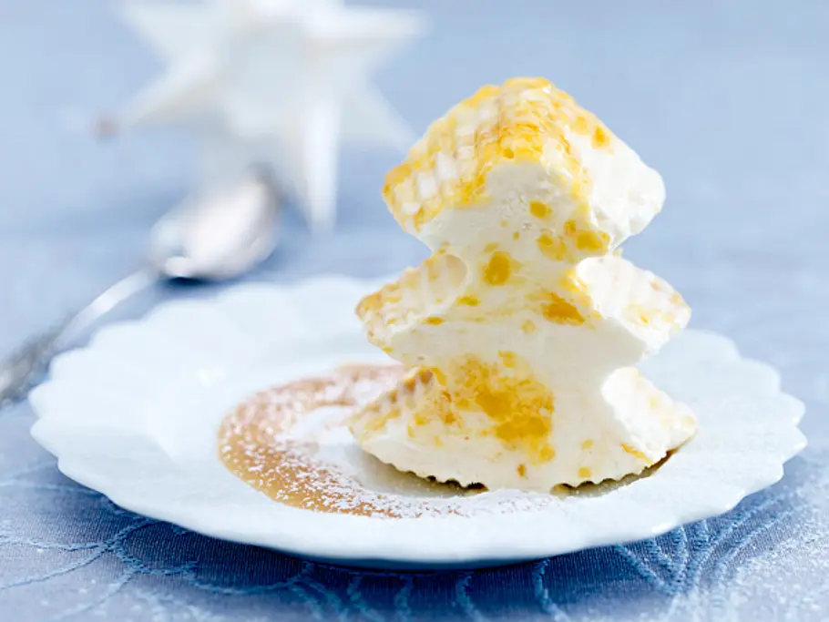 Aprikosen-Frischkäse-Eis mit Karamellsoße Rezept Aprikosen-Frischkäse-Eis mit Karamellsoße Rezept