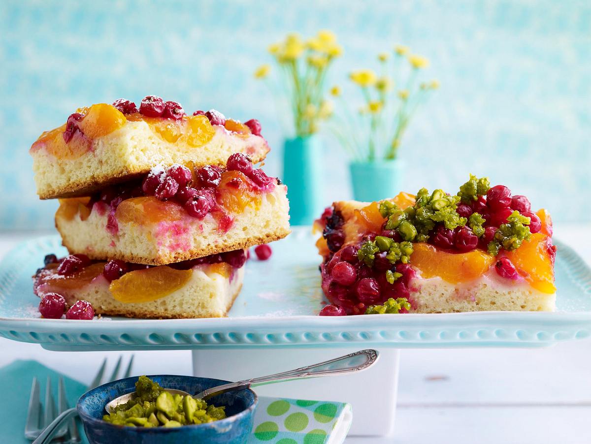 Aprikosen-Johannisbeer-Blechkuchen Rezept